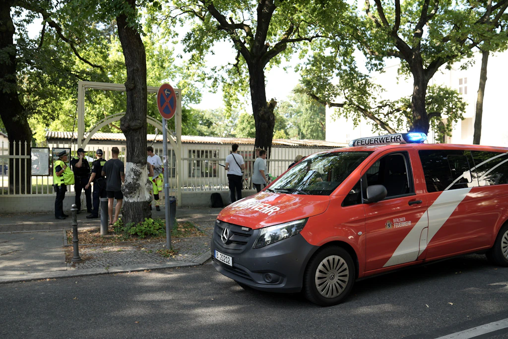 Ein Einsatzfahrzeug der Feuerwehr steht vor einem Ausflugslokal am Halensee in Berlin-Charlottenburg.