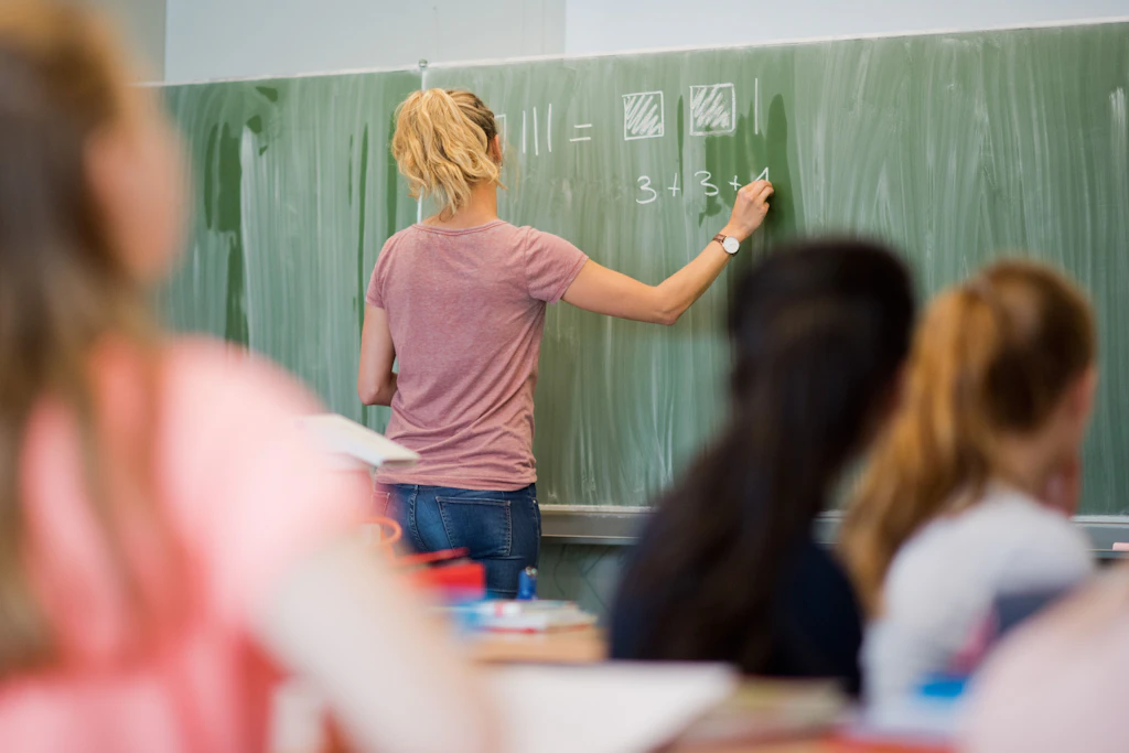 Hohe Krankenstände bei Lehrern verschärfen den Personalnotstand an Schulen.
