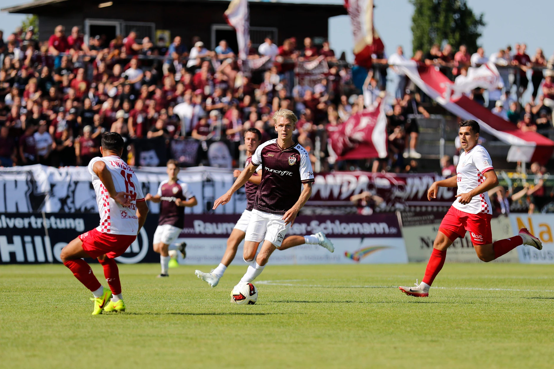 Im Sportforum trägt der BFC Dynamo seine Spiele in der Regionalliga Nordost aus. Hier eine Szene mit Dynamos Joey Breitfeld (Mitte) und Zwickaus Andrej Startsev (l.). Für Spiele in der 3. Liga ist das Stadion nicht zugelassen.