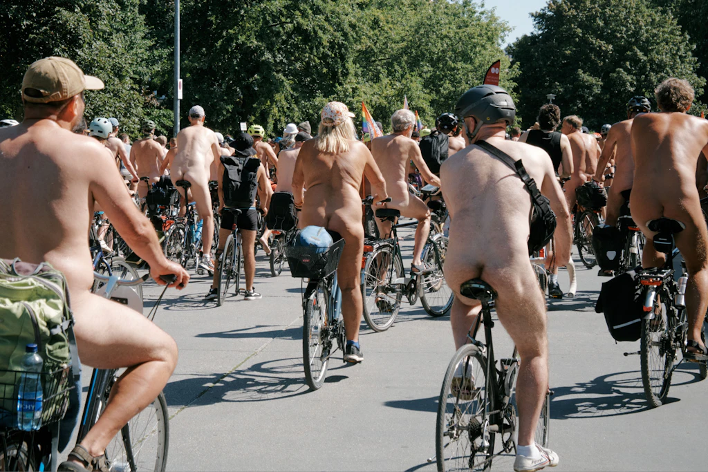 Menschen versammeln sich nackt mit Fahrrädern an der Max-Schmeling-Halle in Berlin für die Demonstration World Naked Bike Ride.