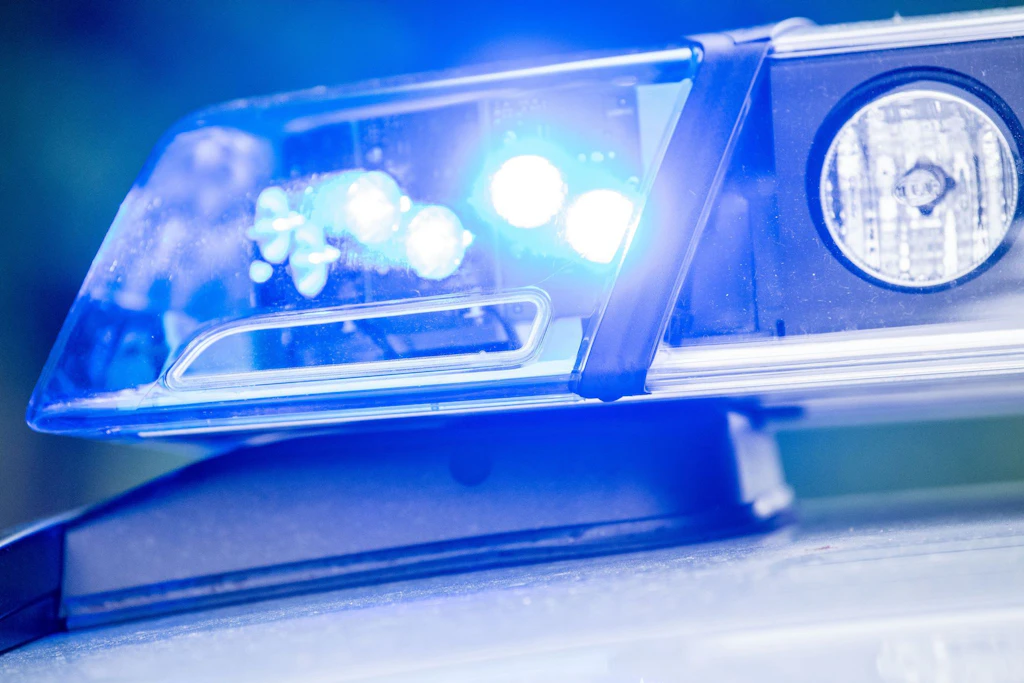 Die Polizei fahndet nach dem Tatverdächtigen. (Symbolbild)