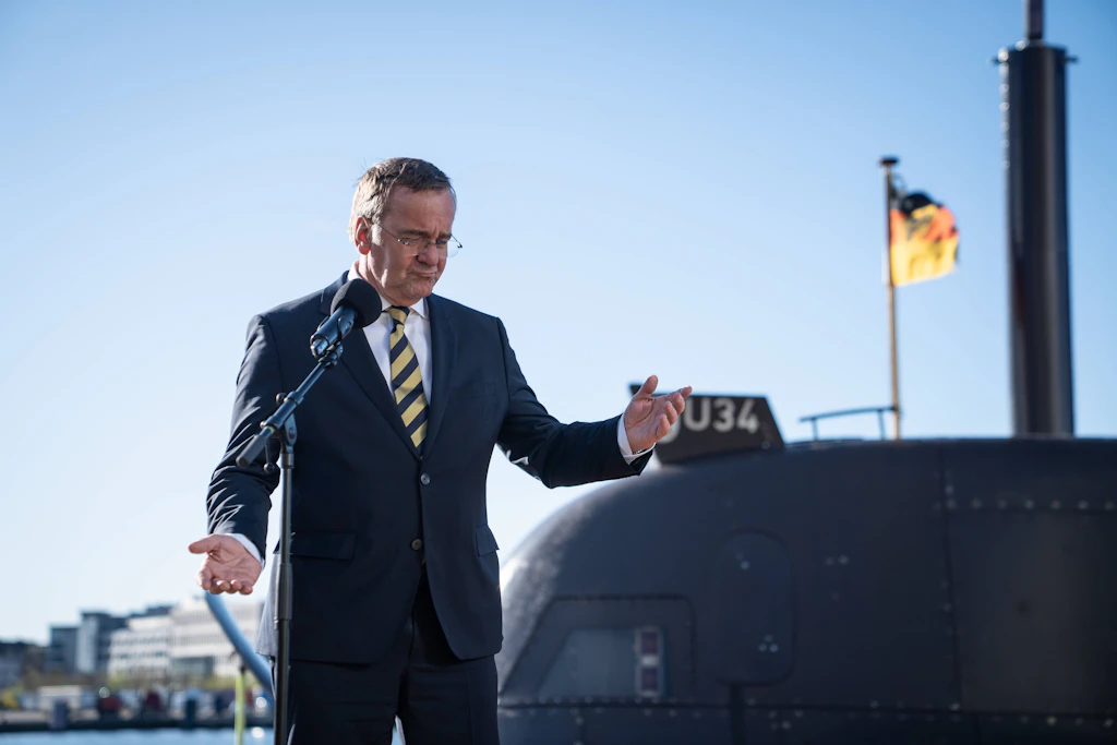 Bundesverteidigungsminister Boris Pistorius bei seinem Besuch auf der Kieler Werft, auf der die deutschen U-Boote für Indien konzipiert werden sollen.