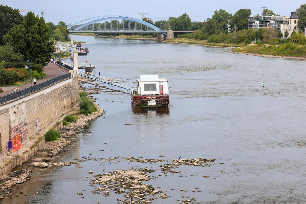 Rekord-Tiefstand an der Elbe: Was die Pegelanzeige über die Wassertiefe verrät