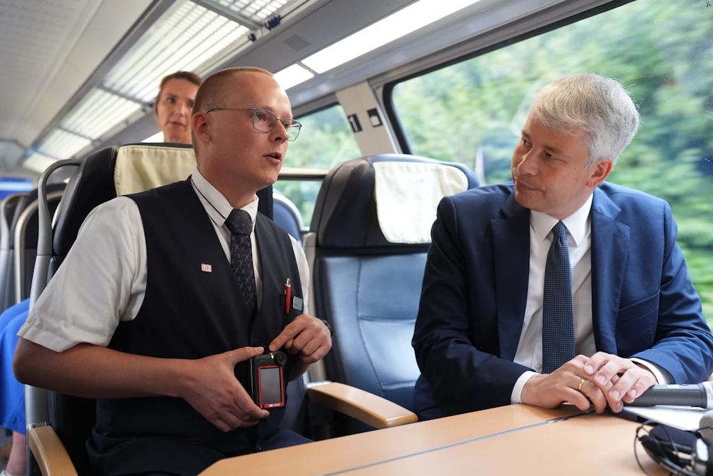 Klimaanlage kaputt, Wagen dicht, Verspätung: Bilgers erste Bahnreise als Minister startet mit Panne
