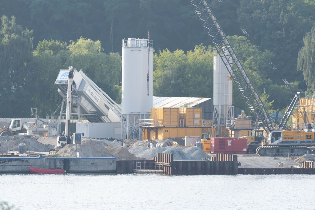 Mit einer Gesamtlänge von rund 1,4 Kilometern und einer Höhe von 42 Metern wird die neue Brücke in Wolgast die größte Brücke ihrer Art in Europa sein.