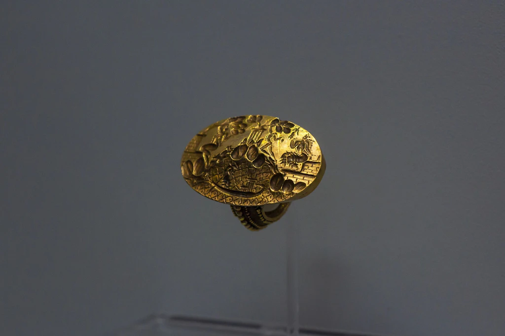 Ring des Minos, minoisches Schmuckmeisterwerk, Knossos, 1450–1400 v.u.Z. Nicht dieser, aber andere Ringe wurden aus Metall aus dem All geschmiedet.