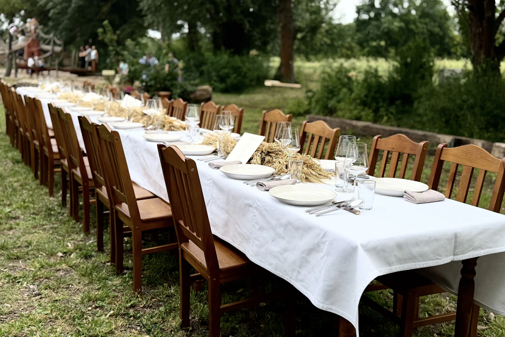 Der Tisch für das gemeinsame Essen ist gedeckt: bei diesem Wetter natürlich unter freiem Himmel.