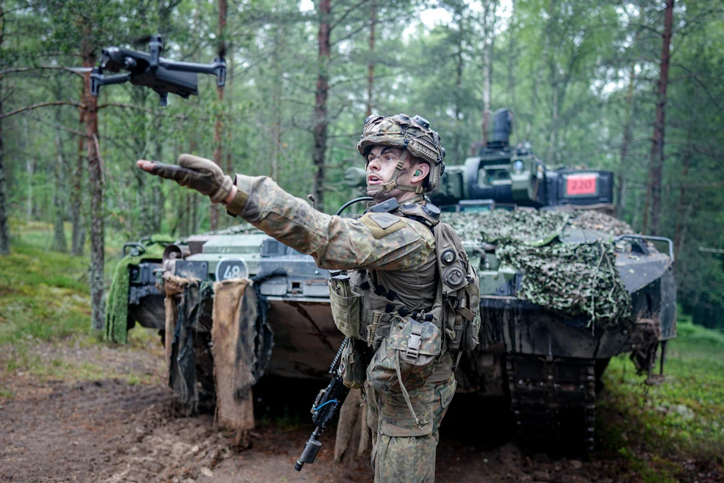 Ein Bundeswehrsoldat startet in Litauen eine Drohne. (Archivbild)