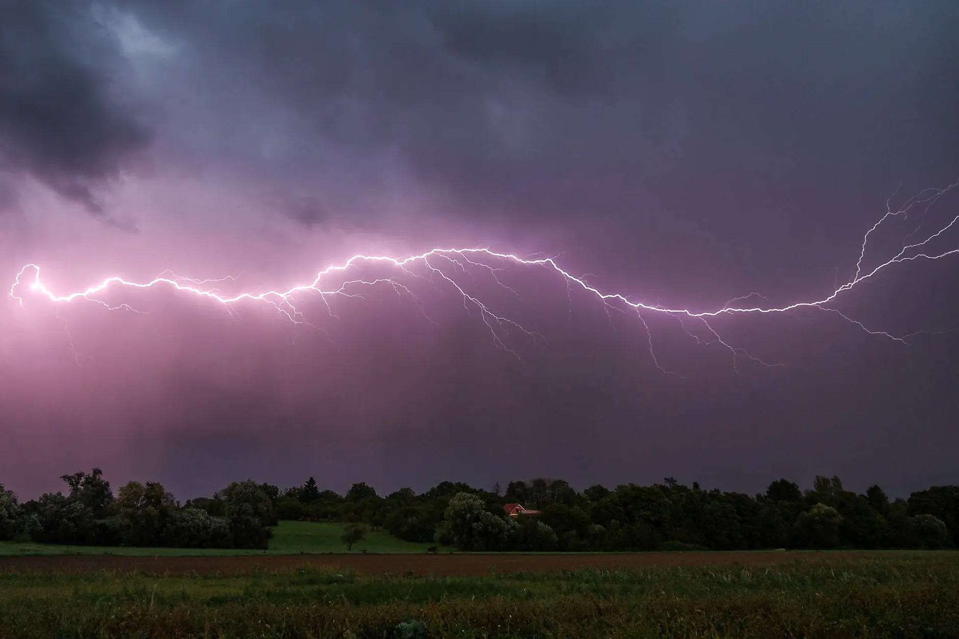 Der Deutsche Wetterdienst erwartet in der Nacht zum Mittwoch und am Mittwoch selbst wieder Gewitter und Unwetter in einigen Teilen Deutschlands.