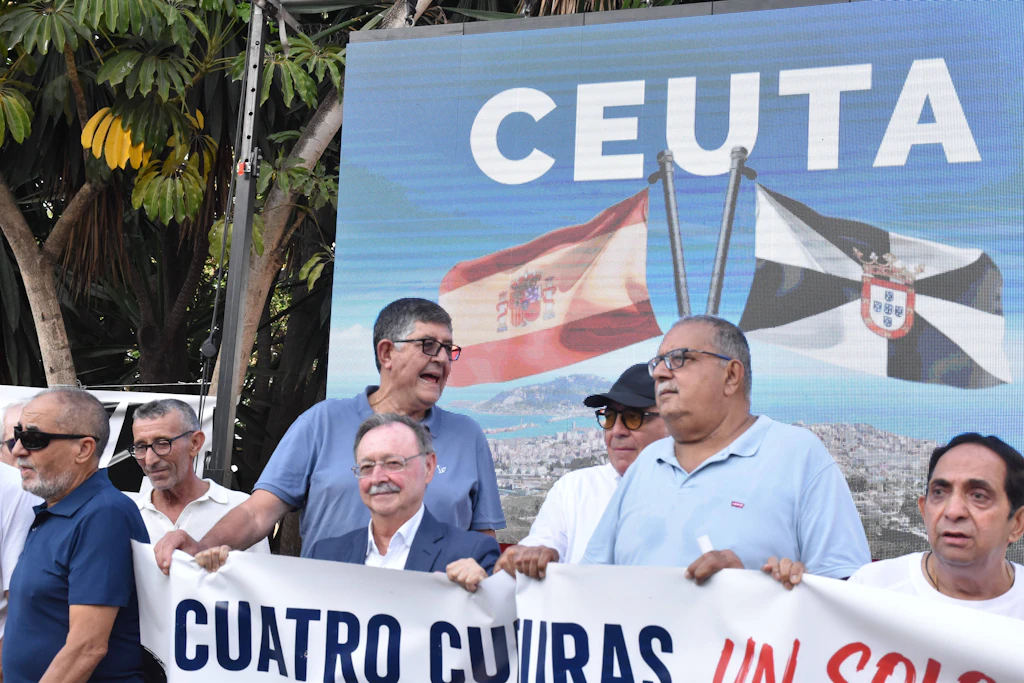 Ceutas Bürgermeister Juan Jesús Vivas (Mitte) bei einer Kundgebung, auf der Maßnahmen wegen der massenhaften Ankunft von Migranten gefordert werden.
