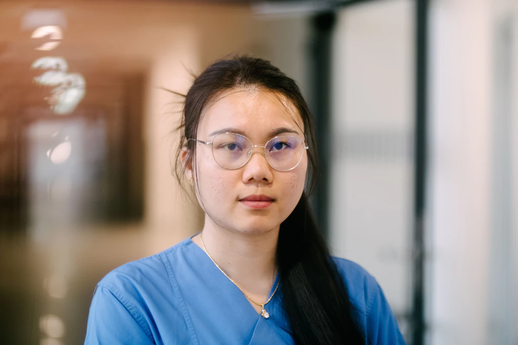 Die vietnamesische Gesundheits- und Krankenpflegerin Thi Ha Linh Nguyen im Hauptgebäude des Universitätsklinikums Rostock