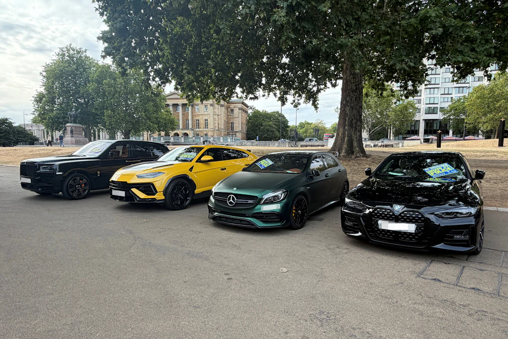 Vier der in London von der Polizei beschlagnahmten Fahrzeuge, darunter ein Rolls-Royce Cullinan und ein Lamborghini Urus.