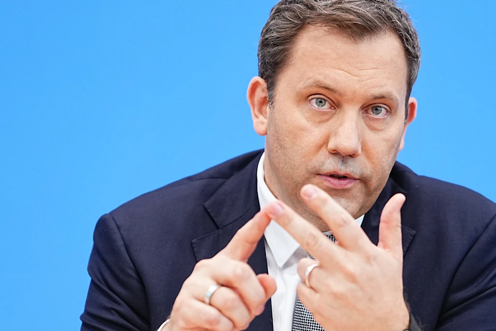 Lars Klingbeil (SPD), Bundesminister der Finanzen, hat mittlerweile nachgerechnet: Mit der kalten Progression hat der Fiskus mehr Geld.