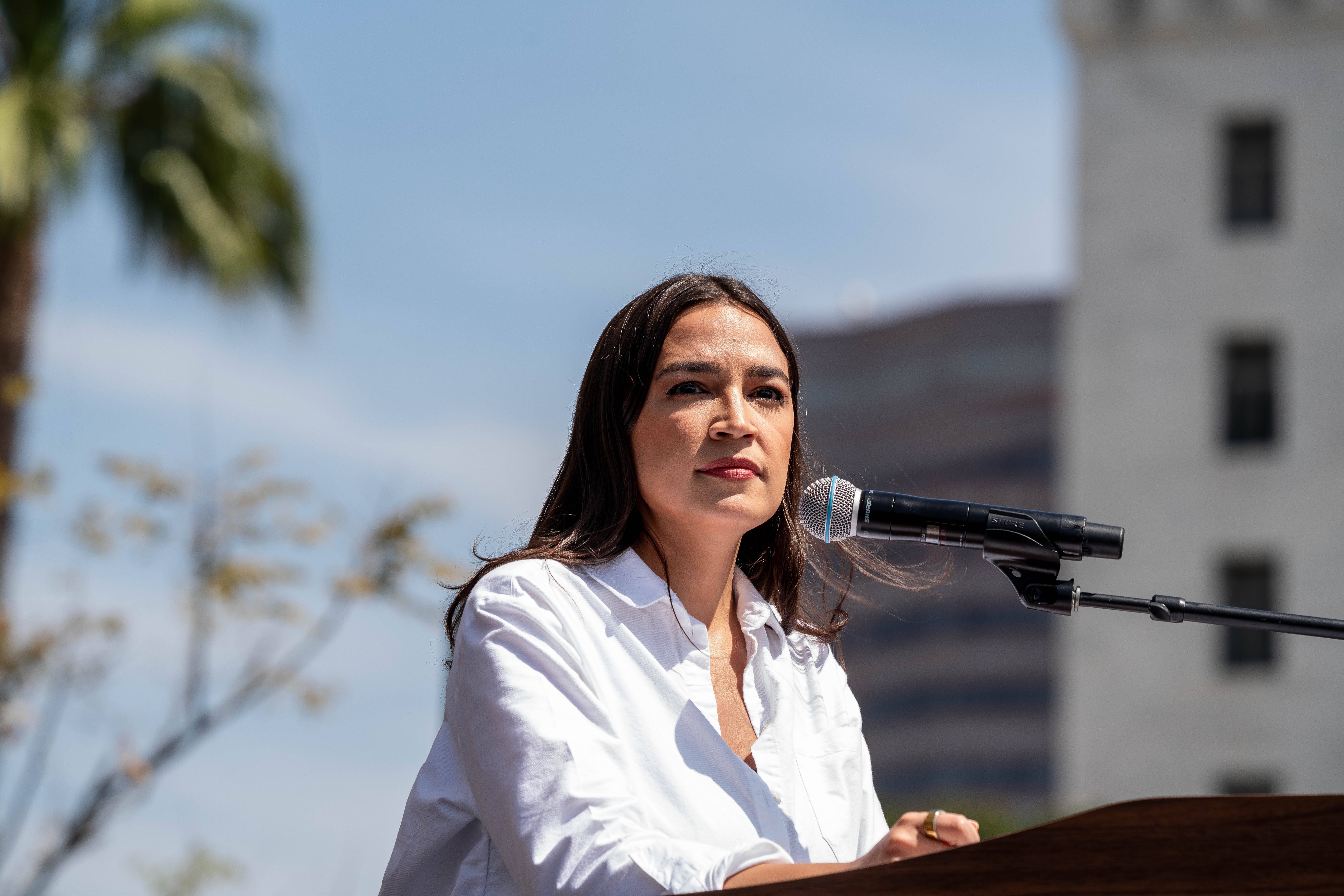 Alexandria Ocasio-Cortez lässt Eizellen einfrieren: Kritik an Trump, Blick auf 2028
