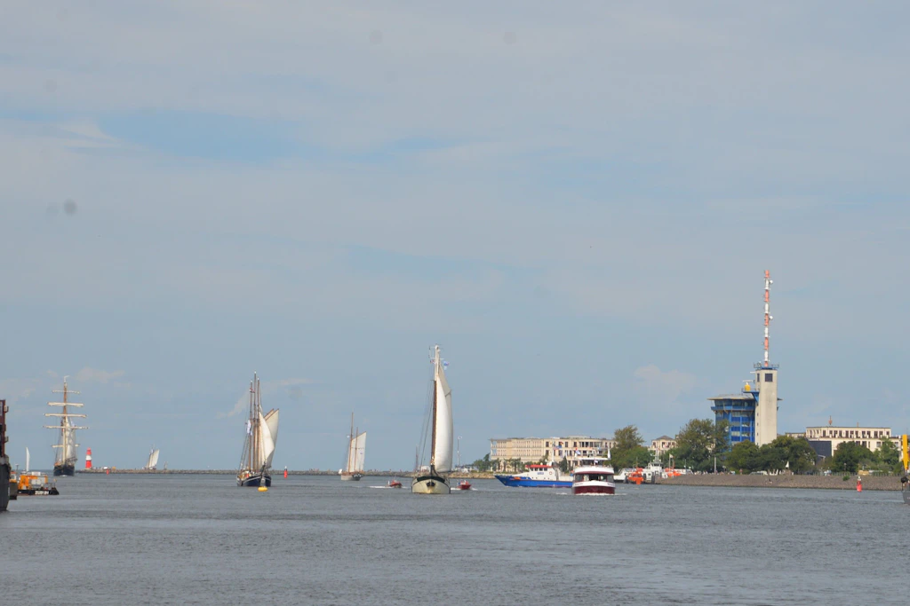 Segelschiffe der Hanse-Sail vor Warnemünde