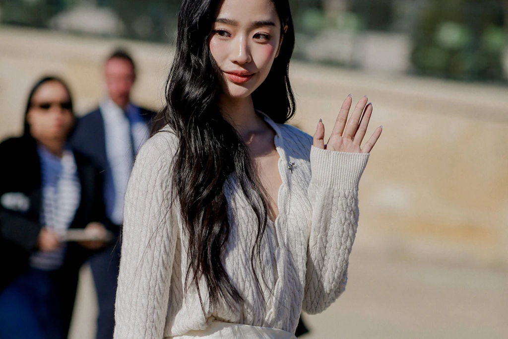 Schauspielerin Tontawan Tantivejakul auf der Paris Fashion Week vor der Dior Herbst/Winter 2026/2027 Show.