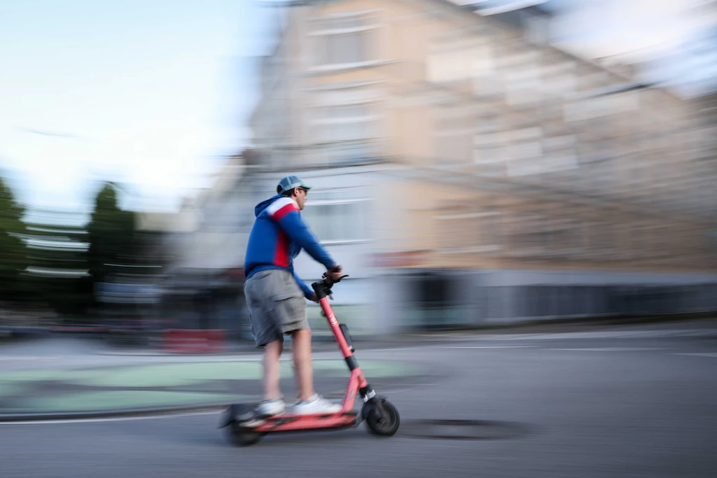 Schnelles Fahren ohne Helm – ein hohes Risiko.