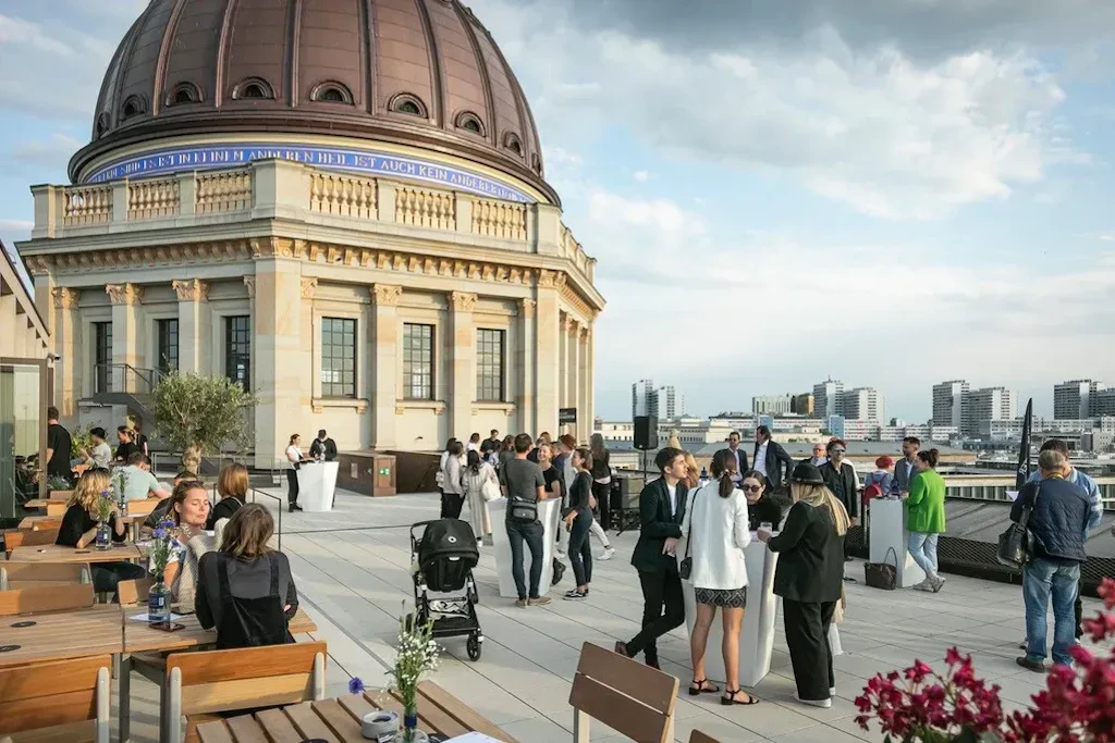 Mitte im Blick behalten: Von dem Baret auf dem Humboldtforum haben Sie beste Aussichten auf einen guten Abend. 