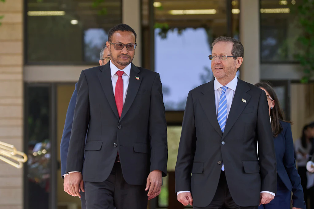 Israels Präsident Isaac Herzog (r.) und Somalilands Botschafter Mohamed Hag am 18. Mai 2026 in Jerusalem