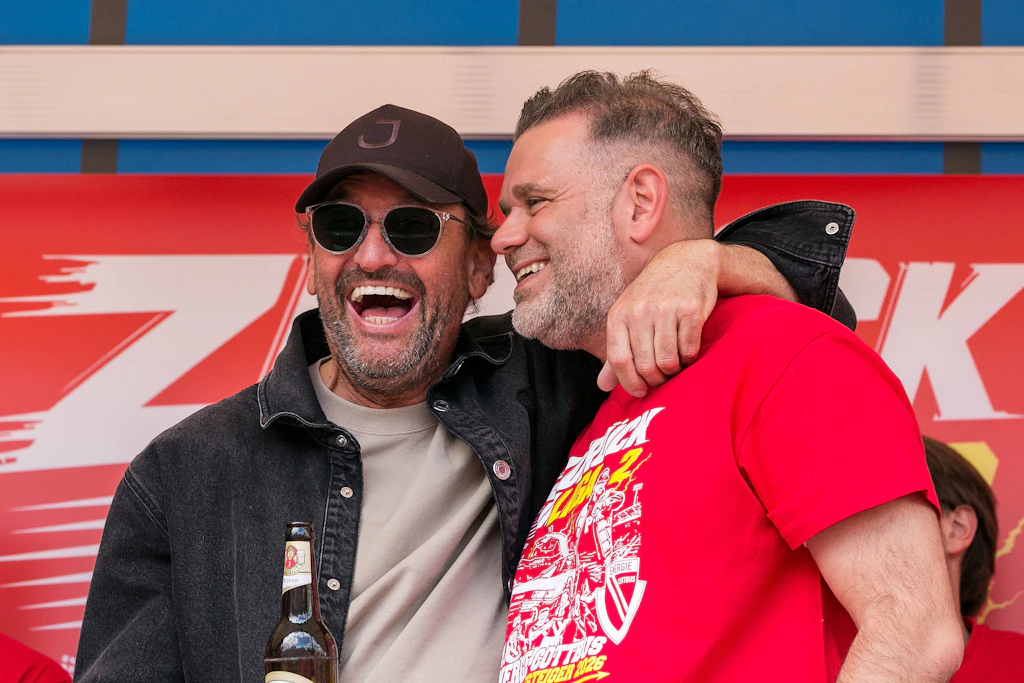 Energie-Fans feiern die wahren Helden: „Baut Wollitz und Lemke ein Denkmal“