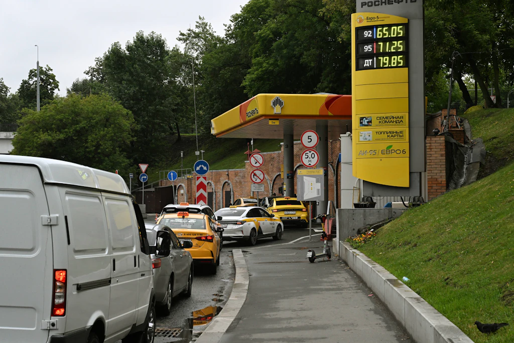 Autos stehen an einer Tankstelle in Moskau Schlange, um zu tanken. (Symbolbild)