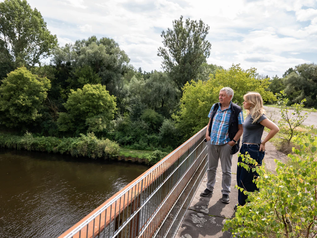 Hartmut Richter mit KURIER-Reporterin Paula Hitzemann am Teltowkanal bei Dreilinden.
