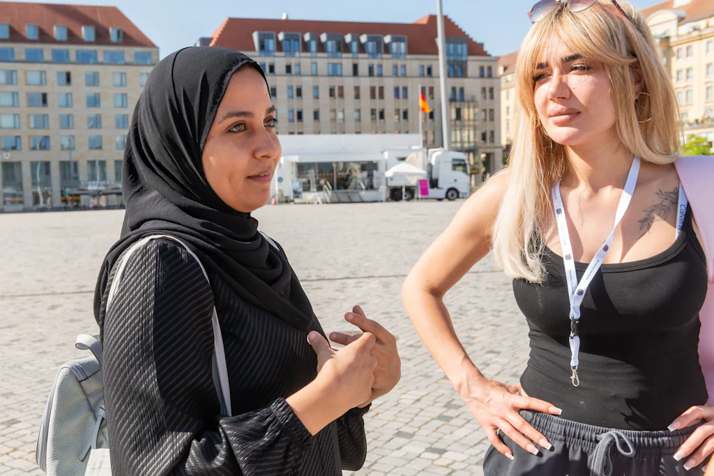 Dina Shabat(li.) und Zahra Othman besuchen gerade eine Orientierungskurs in Dresden, der einen Vortrag im Bundestagsmobil beinhaltete.