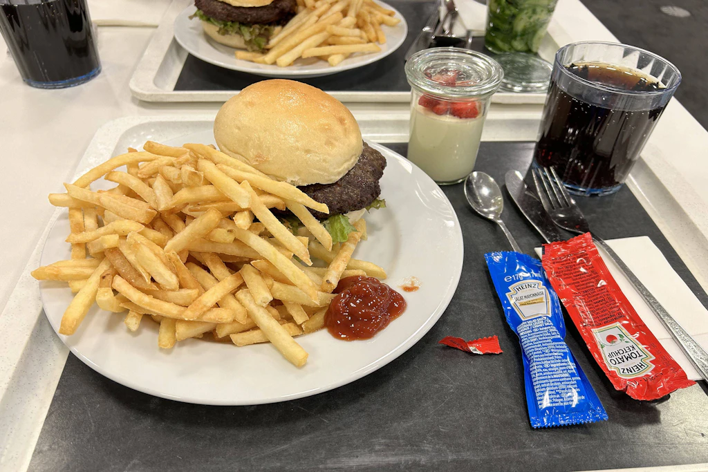 Portionstütchen für Ketchup und Mayonnaise neben Pommes und Burger: Beim Essen im Lokal sollen diese Verpackungen ab 2030 verschwinden.