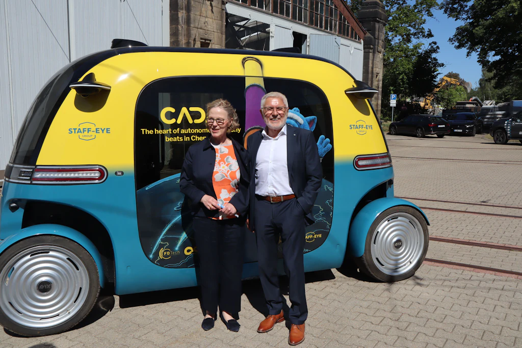 Mit Volkmar Vogel von Hörmann Vehicle Engineering tauschte sich die CDU-Politikerin über die Ideen zur besseren Anbindung entlegener Ortsteile und Gedanken zu autonom fahrenden Straßenbahnen aus.