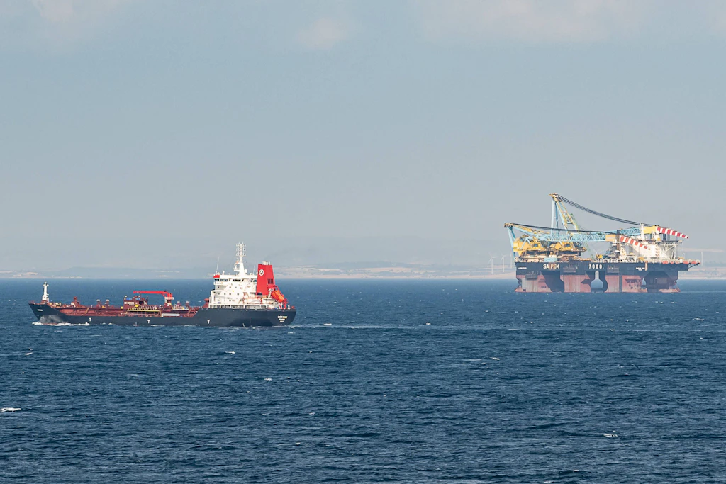 Ein Öltanker kreuzt im <a href="https://de.wikipedia.org/wiki/%C3%84g%C3%A4isches_Meer" target="_blank" rel="noopener"> Ägäischen Meer</a>, im Hintergrund eine Bohrinsel (Symbolbild)