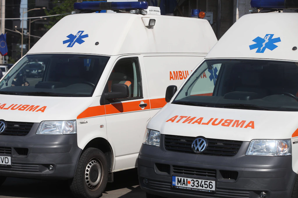 Ein solcher Rettungswagen wurde in einem Dorf in Rumänien attackiert. (Archivbild)