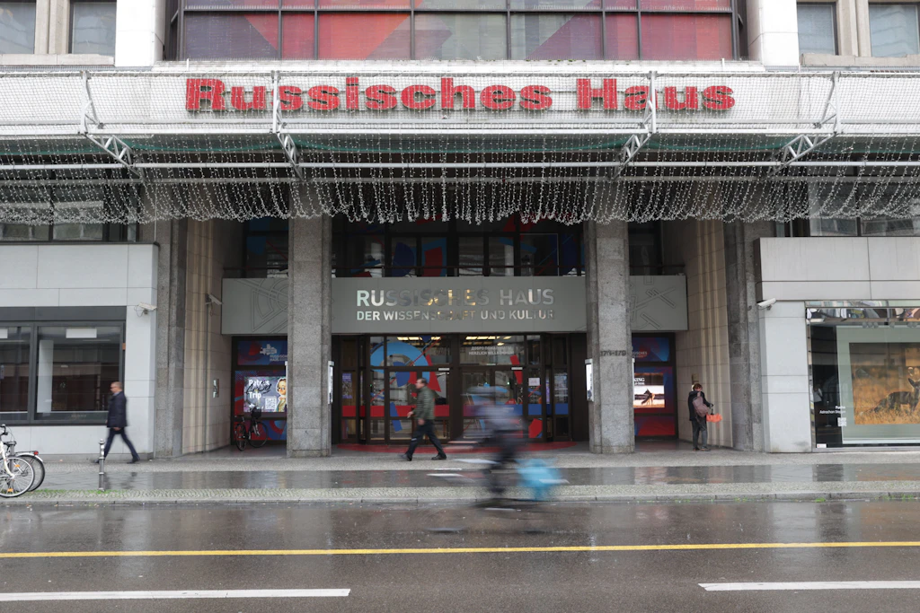 Der Russe horcht mit – Mauer an Mauer mit Putins Propagandapalast