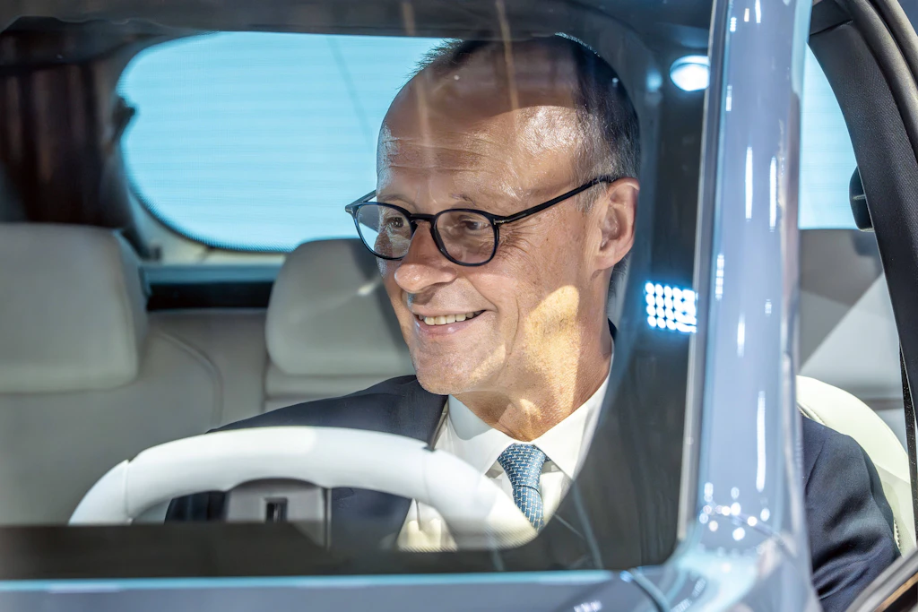 Steuergeld fließt in Luxusautos: Experten nehmen Merz’ E-Auto-Prämie auseinander