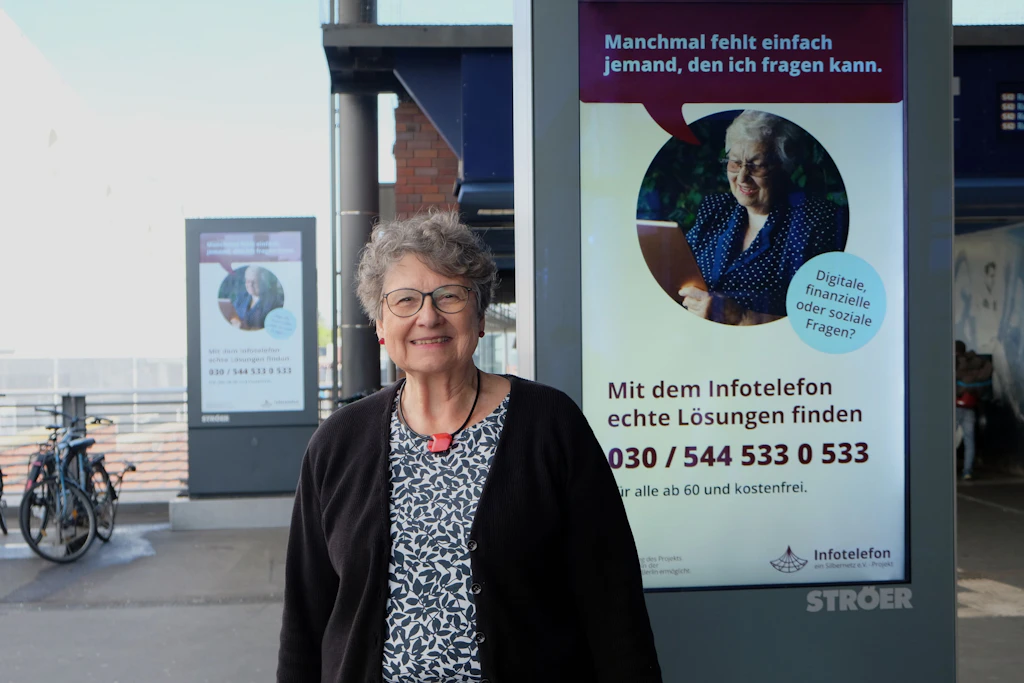 Margret Hampel, Leiterin Hitze-Service von Silbernetz, berät am Info-Telefon von Silbernetz Senioren zum Schutz vor den gesundheitlichen Folgen der Hitze.