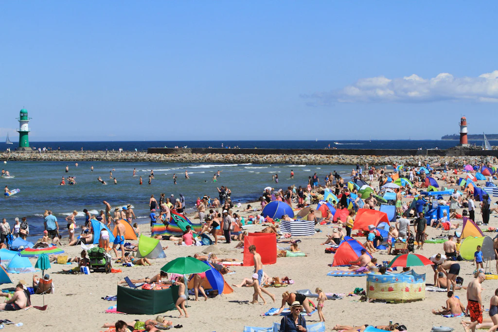 Die Badefreude am Warnemünder Strand ist im wahrsten Sinne des Wortes getrübt. Es wird vor Blaualgen gewarnt.
