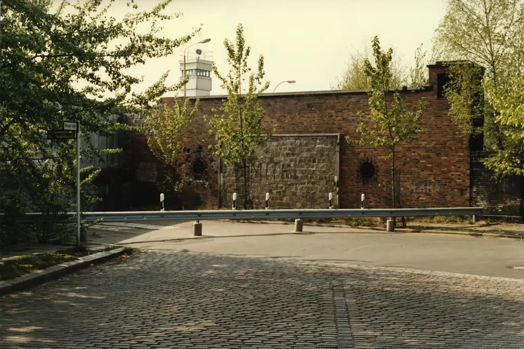 Der S-Bahnhof Nordbahnhof 1989. Die DDR ließ Eingänge zumauern. Teile der Anlage gehörten zum Grenzgebiet. Am Wochenende kann dort ein alter Tunnel besichtigt werden.