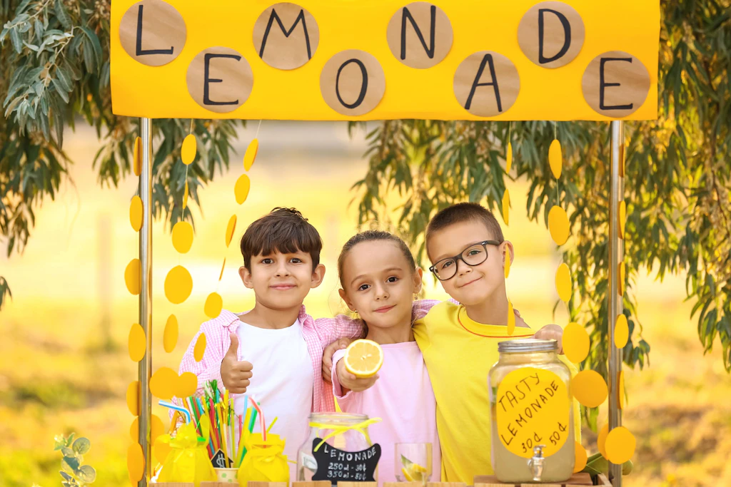 Drei Jungen verkaufen Limonade für ein Mofa – dann steht die Polizei vor der Tür