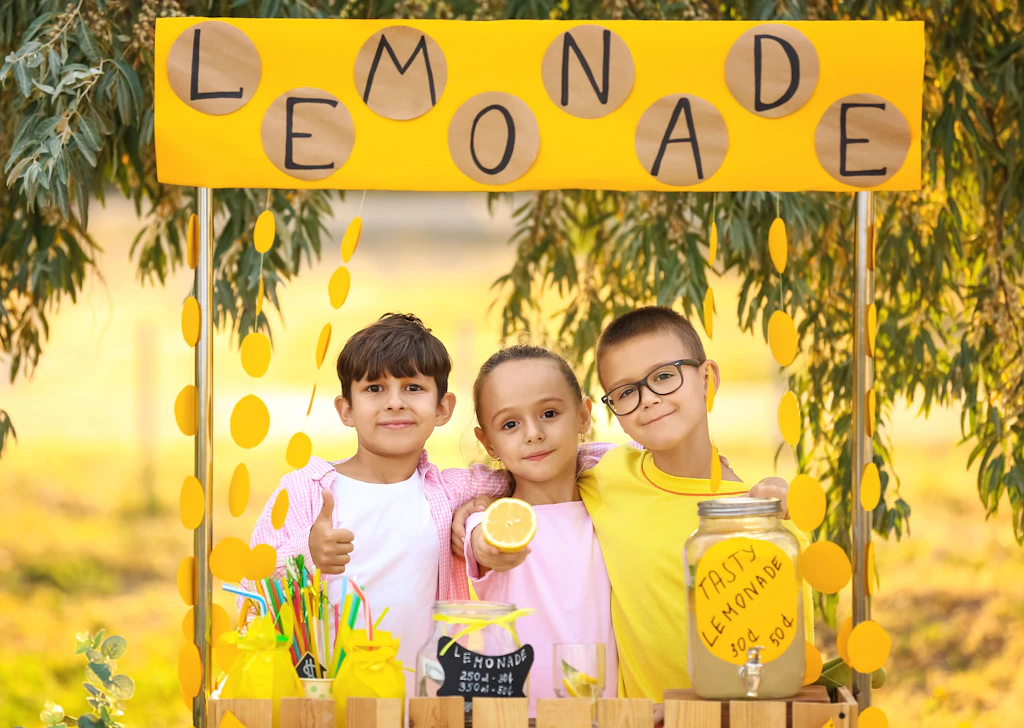 Drei Jungen verkaufen Limonade für ein Mofa – dann steht die Polizei vor der Tür