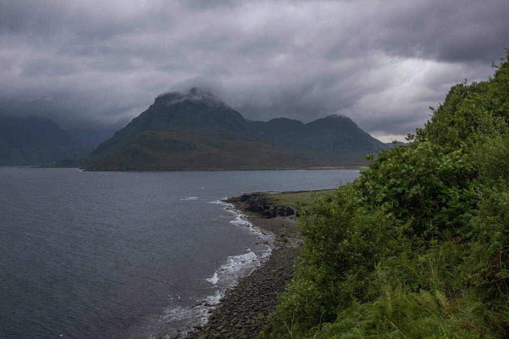 Wolken über den Bergen der Isle of Skye: Bei solchen Bedingungen wird der Skye Trail zur Bergtour. (Symbolbild)