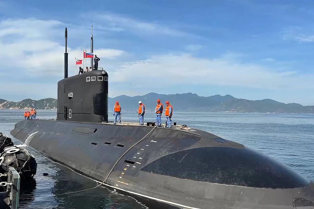 Das russische U-Boot „Ufa“ der Kilo-Klasse im Juli im vietnamesischen Cam Ranh vor einer gemeinsamen Übung der russischen und vietnamesischen Marine