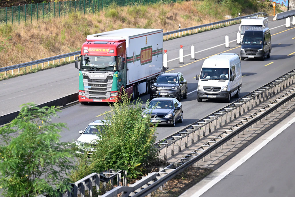 Thüringen setzt das Sonntagsfahrverbot für Lkw bis Ende August aus.