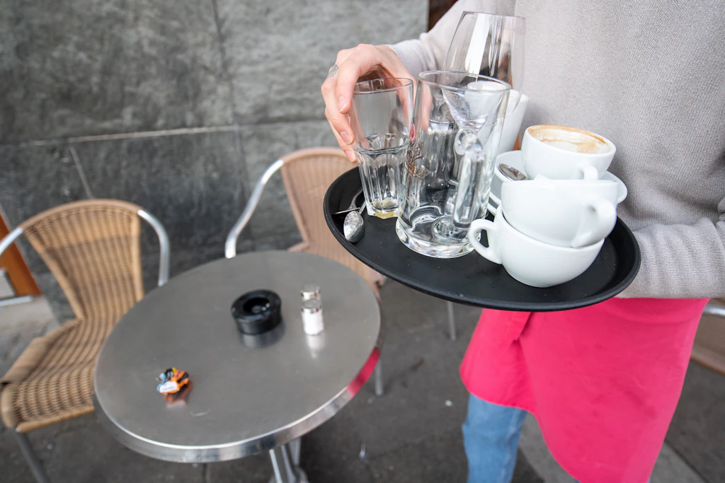 Ein Kellner bei der Arbeit: Gerade in der Gastronomie sind Minijobs weit verbreitet – für viele Beschäftigte als flexibler Nebenverdienst.