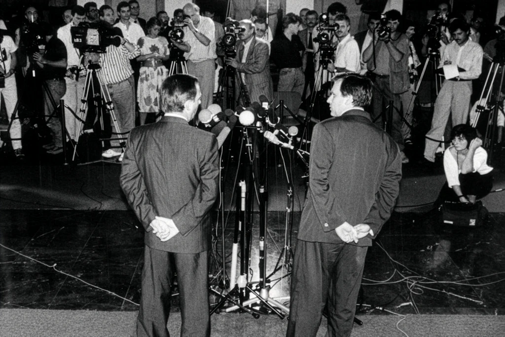 BRD-Innenminister Wolfgang Schäuble (l.) und DDR-Staatssekretär Günther Krause geben während der Verhandlungen über den Einigungsvertrag eine Pressekonferenz.