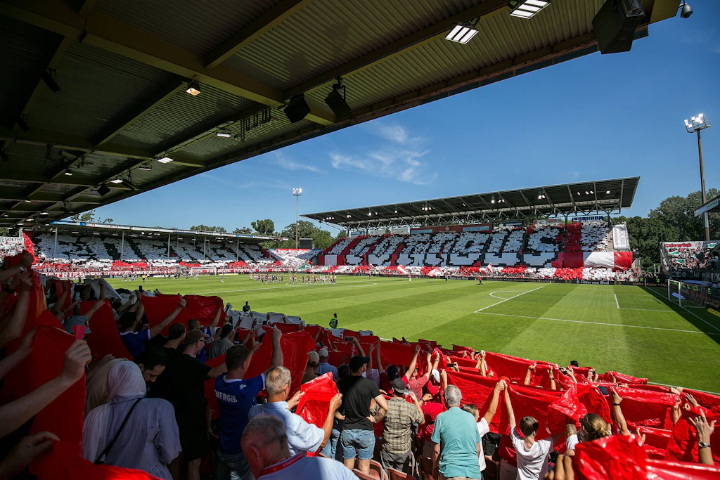 Das Spiel gegen Hannover 96 wurde von den Fans des FC Energie Cottbus im Stadion zu einer emotionalen Rückkehr in die 2. Liga gemacht.