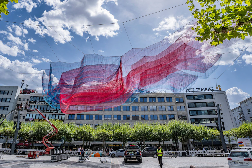Die Netzskulptur „A Sky Full of Hope – Earthtime 1.78 Frankfurt“ der Künstlerin Janet Echelman ist auf dem Platz über der Konstablerwache installiert.