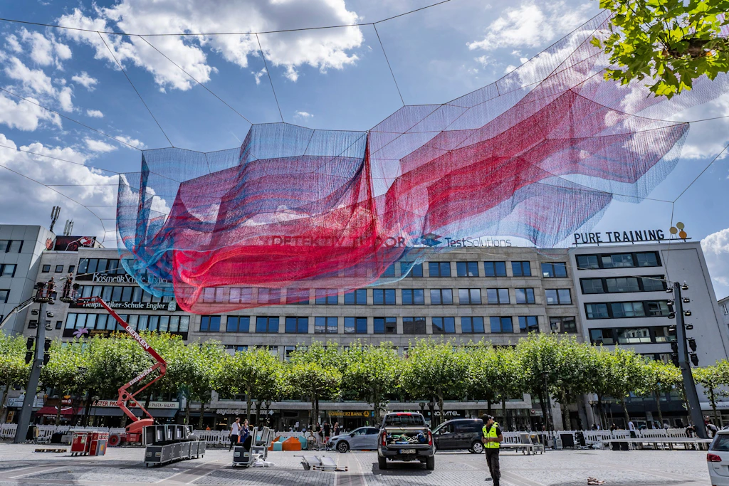 Die Netzskulptur „A Sky Full of Hope – Earthtime 1.78 Frankfurt“ der Künstlerin Janet Echelman ist auf dem Platz über der Konstablerwache installiert.