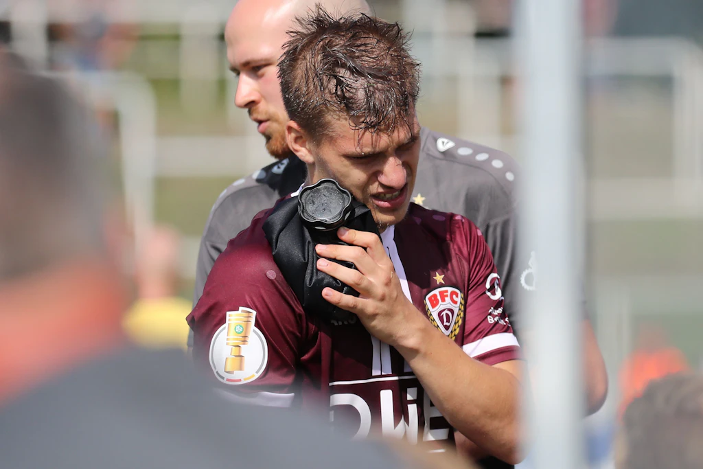 John Liebelt vom BFC Dynamo brach sich beim DFB-Pokalspiel gegen den VfL Bochum das Schlüsselbein.