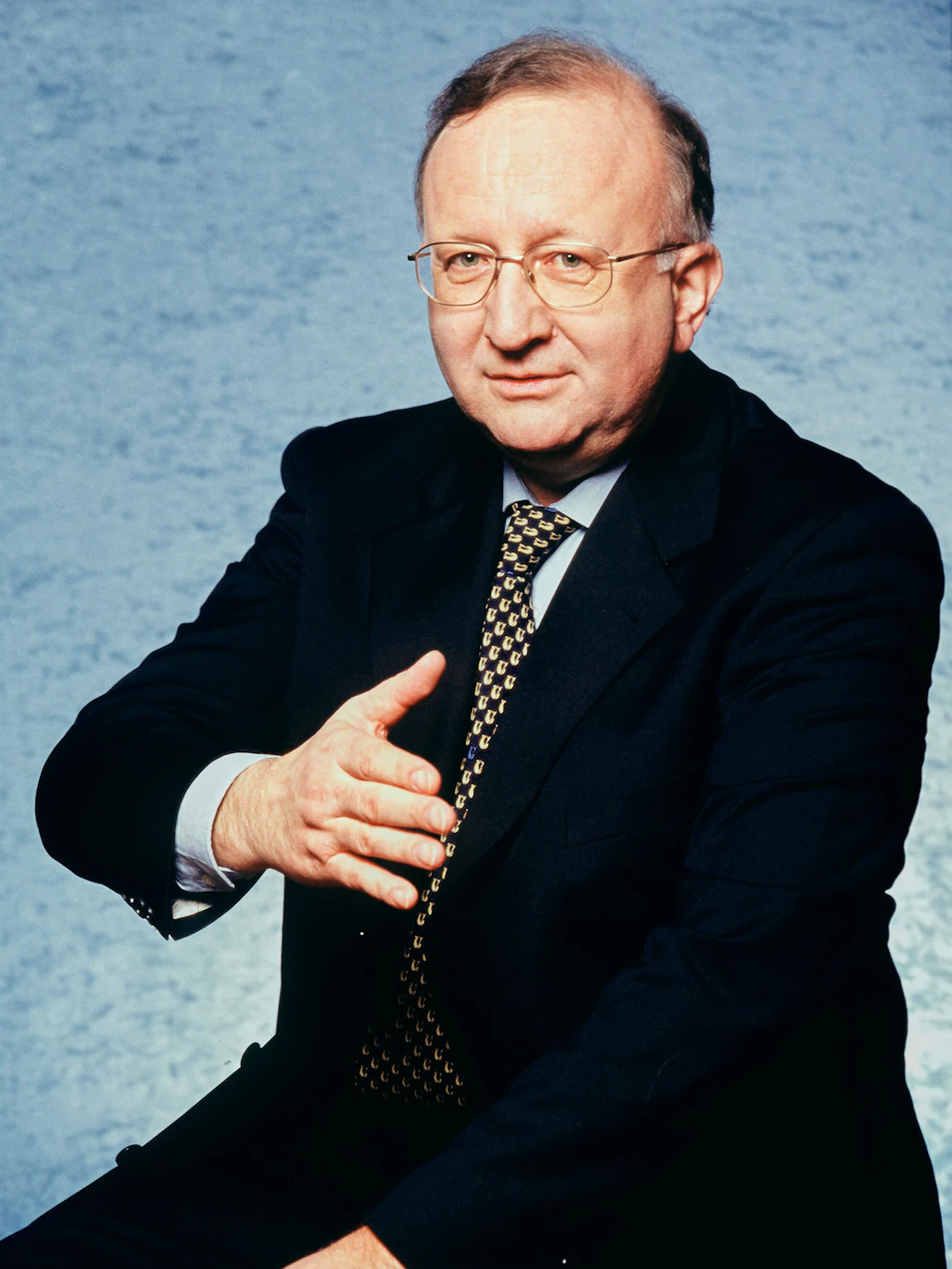 Der CDU-Bundestagsabgeordnete Willy Wimmer, Vizepräsident der parlamentarischen Versammlung der KSZE (Aufnahme aus dem Jahr 1999): „Was erwirtschaftet wurde, war für die Managementspitze sowie Anteilseigner und Wertpapierbesitzer bestimmt.“