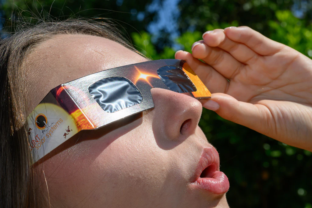 Eine Schutzbrille sollte breite Bügel haben. Viele Tipps aus dem Internet sind gefährlich, weil sie nicht vor Augenschäden schützen.