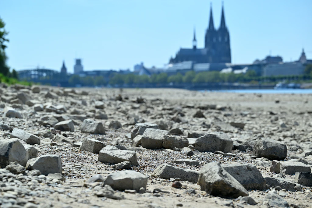 Erst 38 Grad, dann Regen: Für den Rhein ändert das nichts